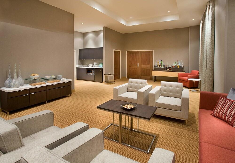 Courtyard By Marriott Calgary Airport Hotell Exteriör bild