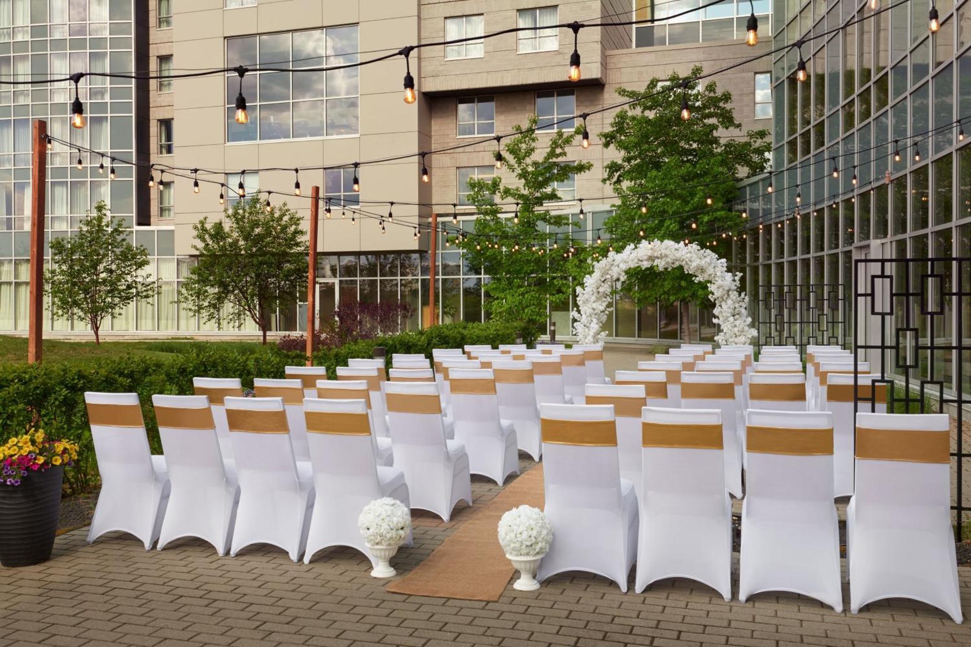 Courtyard By Marriott Calgary Airport Hotell Exteriör bild