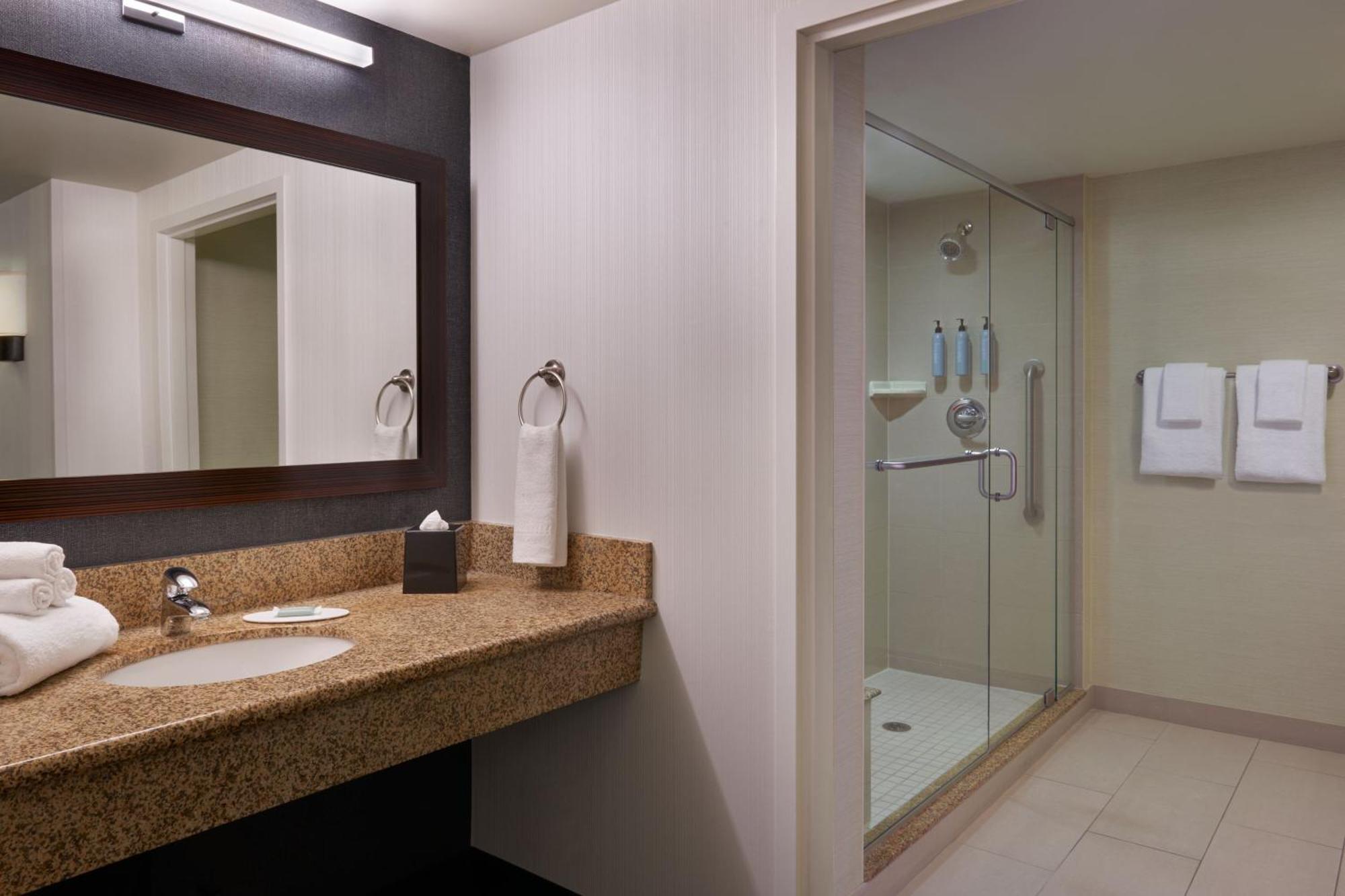 Courtyard By Marriott Calgary Airport Hotell Exteriör bild