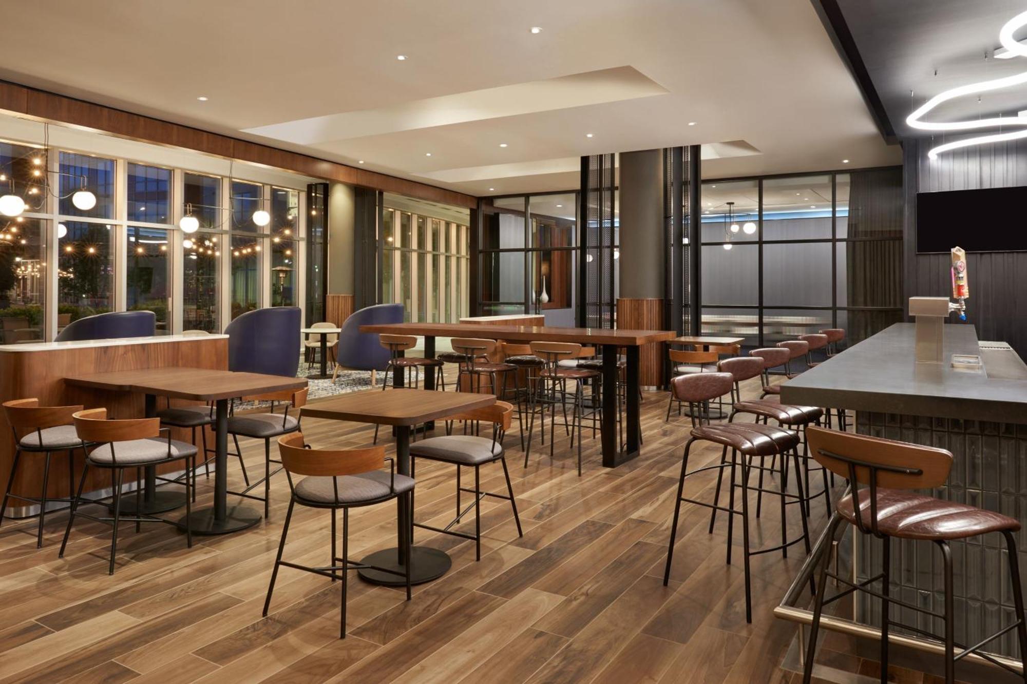 Courtyard By Marriott Calgary Airport Hotell Exteriör bild