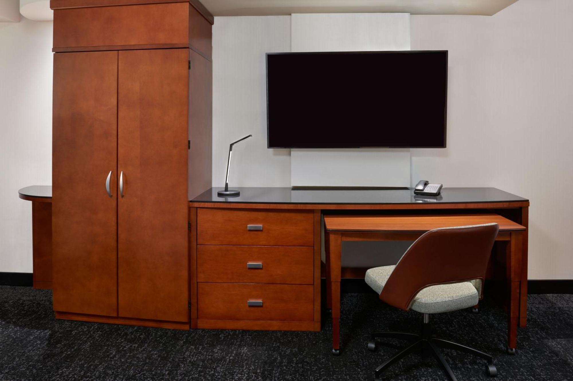 Courtyard By Marriott Calgary Airport Hotell Exteriör bild
